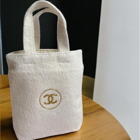 CHANEL White & Gold Textured Tote – NEW - Picture 1 of 5